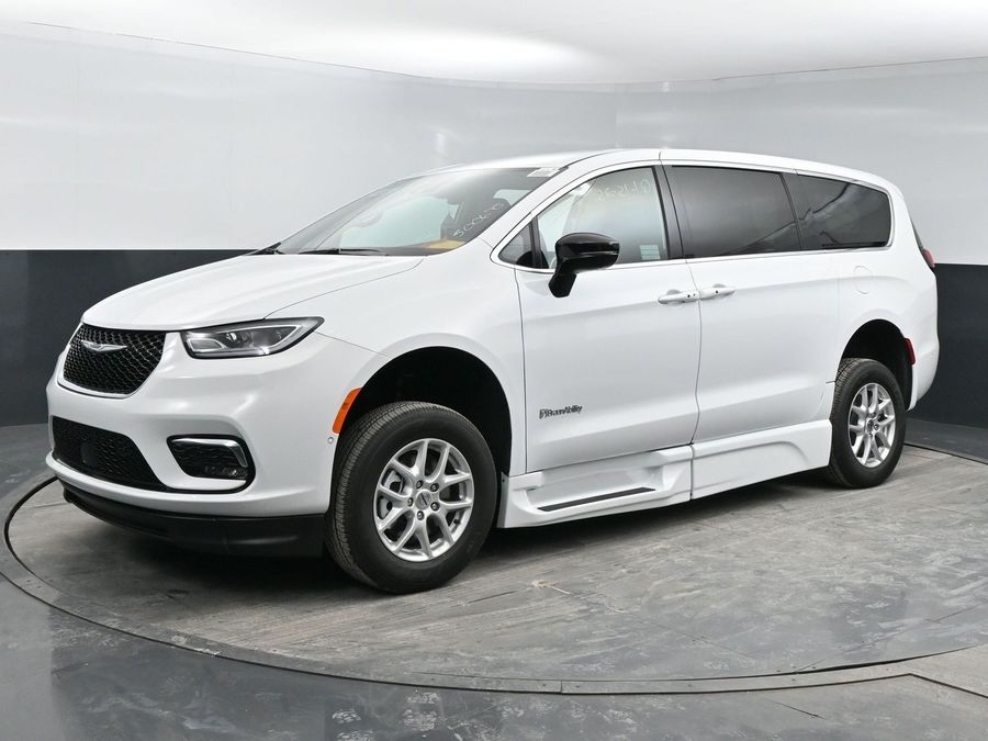 New 2025 Chrysler Pacifica Select Safety - BraunAbility Side Entry Entry Fold Out Automatic Ramp