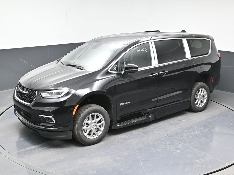 Black Chrysler Pacifica image number 23