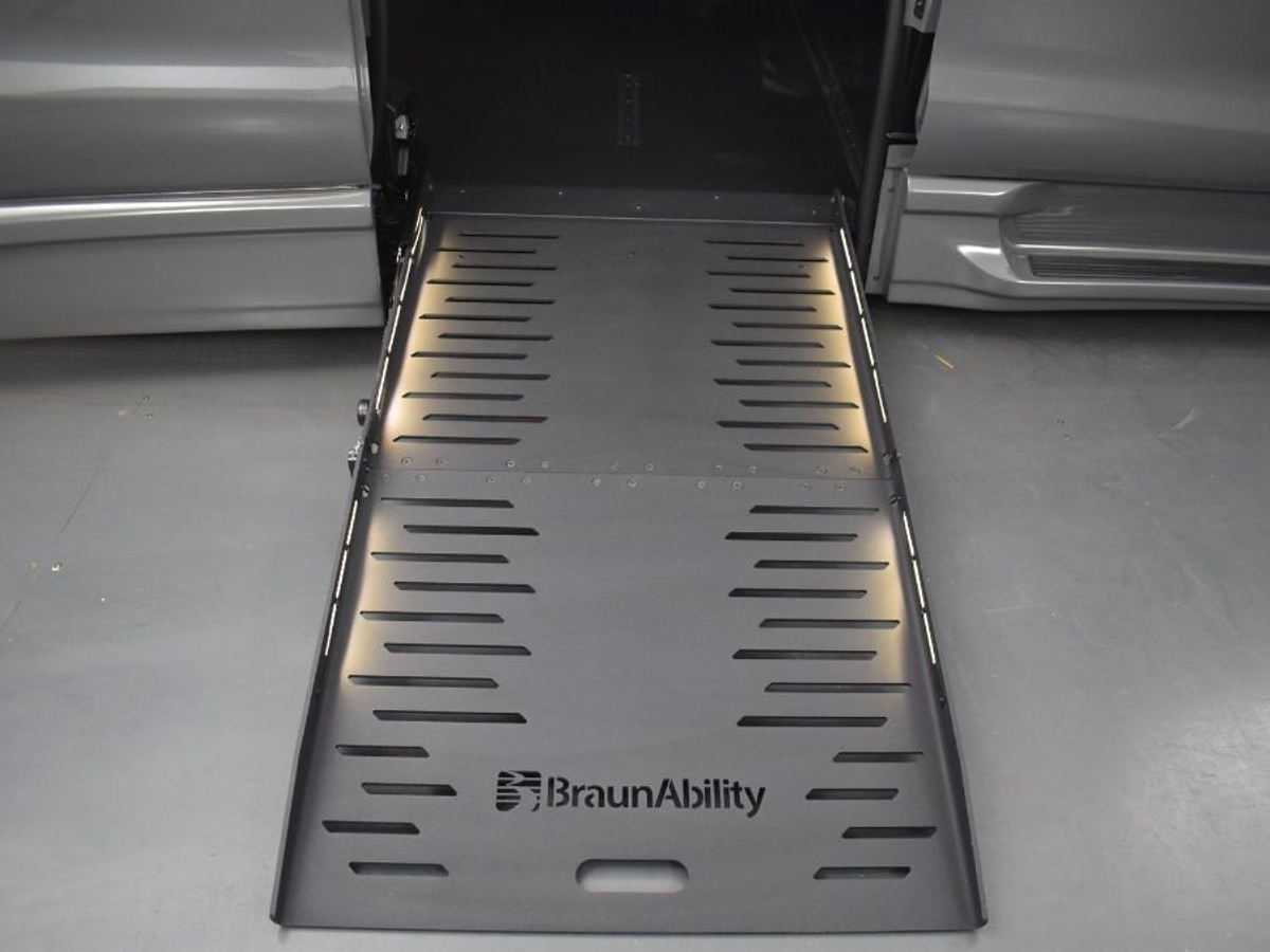 Grey Chrysler Pacifica image number 18