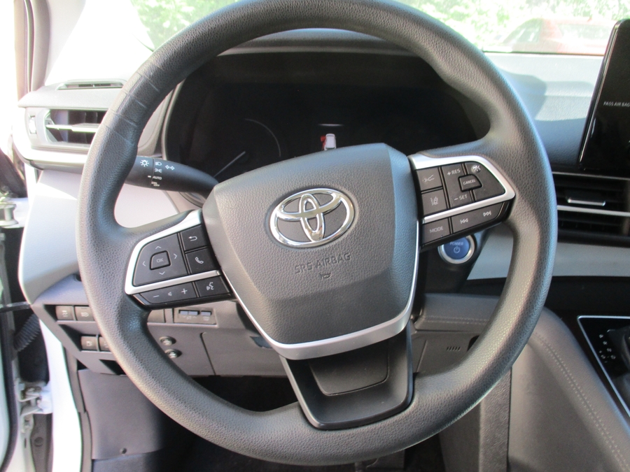 White Toyota Sienna image number 7