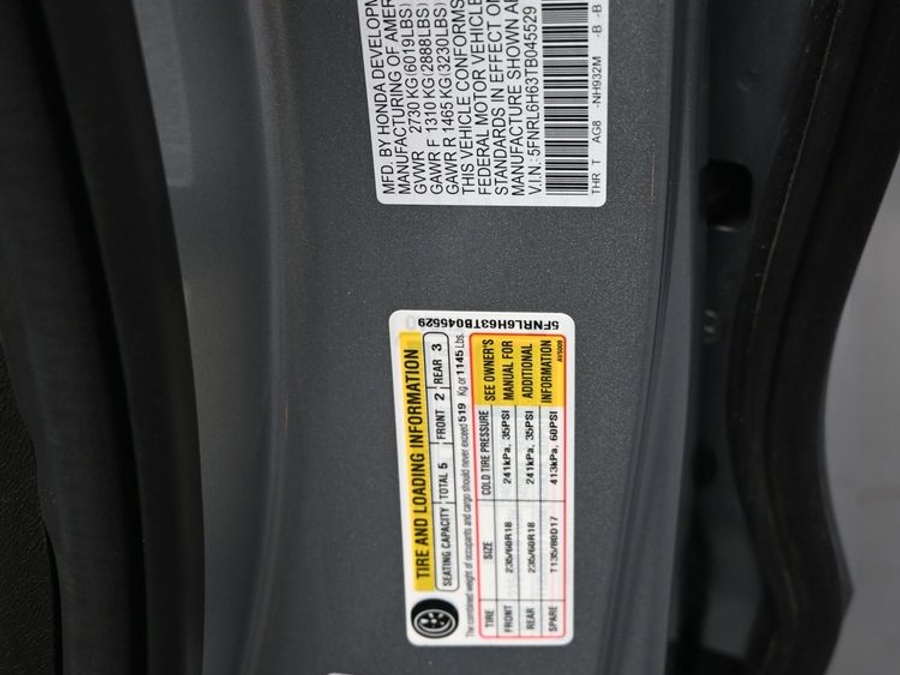 Silver Honda Odyssey image number 16