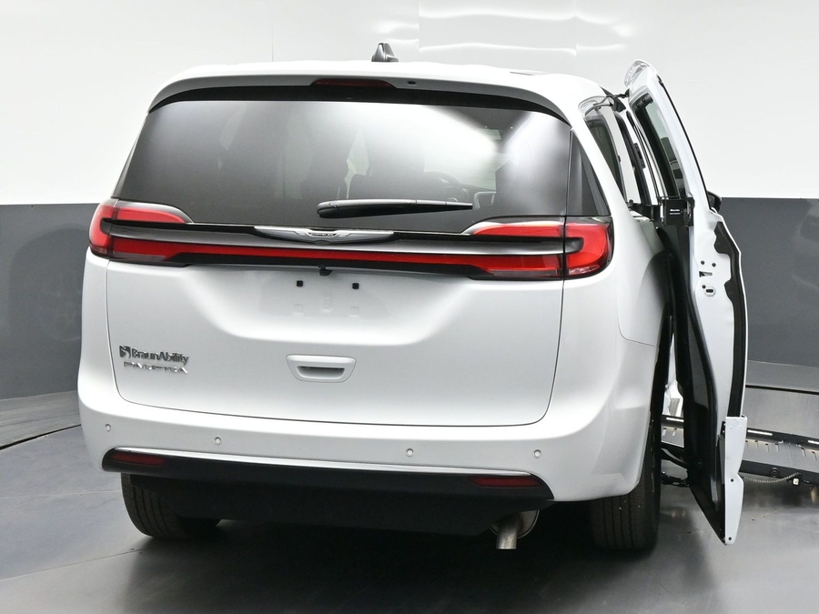 New 2026 Chrysler Pacifica Select Safety - BraunAbility Side Entry Entry Fold Out Automatic Ramp