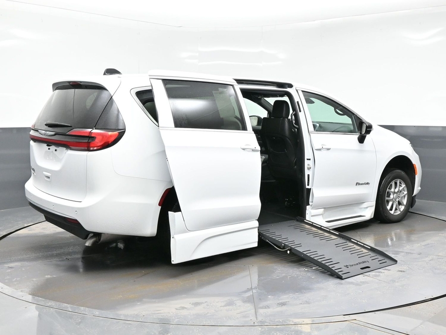 White Chrysler Pacifica image number 6