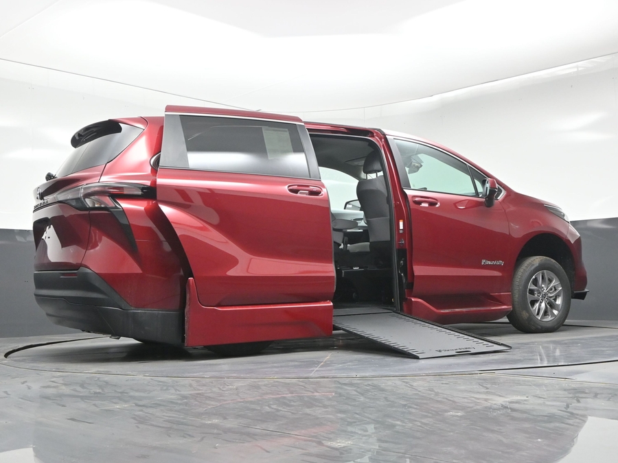 New 2026 Toyota Sienna Hybrid LE - BraunAbility Side Entry In Floor Automatic Ramp