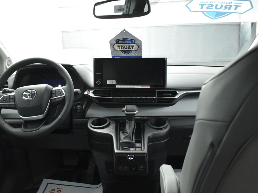 New 2026 Toyota Sienna Hybrid XLE Plus - BraunAbility Side Entry Entry Fold Out Automatic Ramp