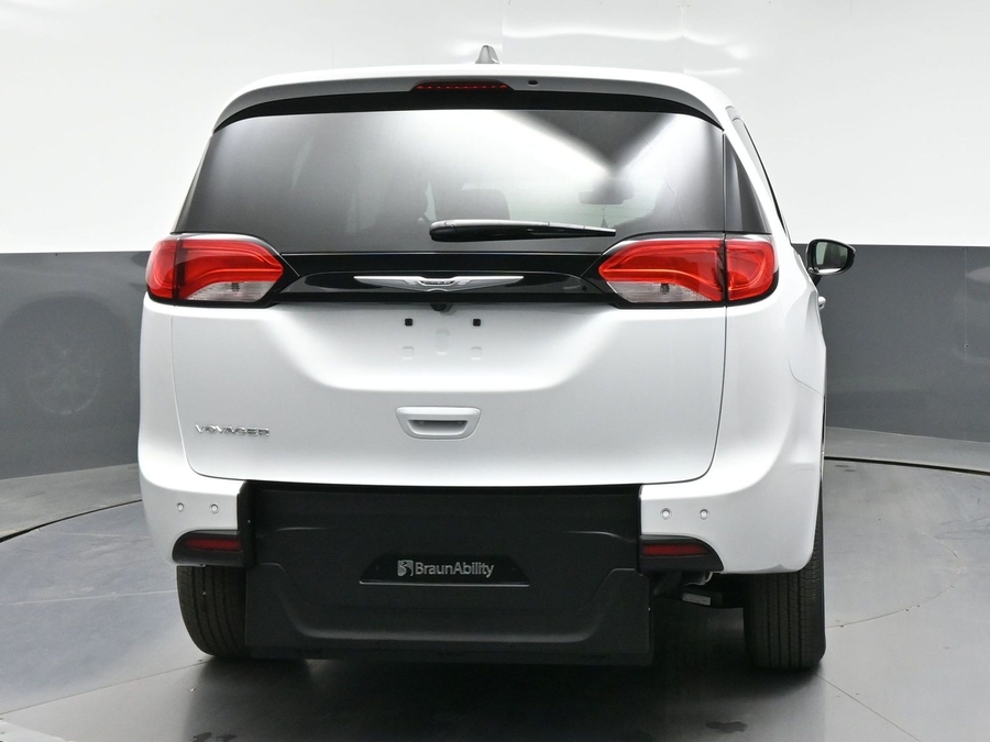 White Chrysler Voyager image number 2