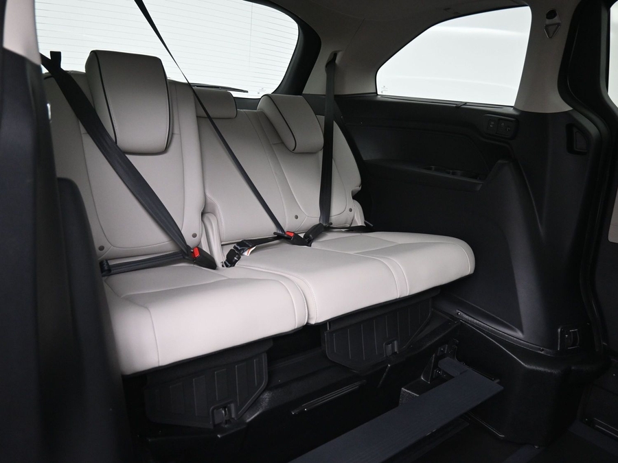 Silver Honda Odyssey image number 9