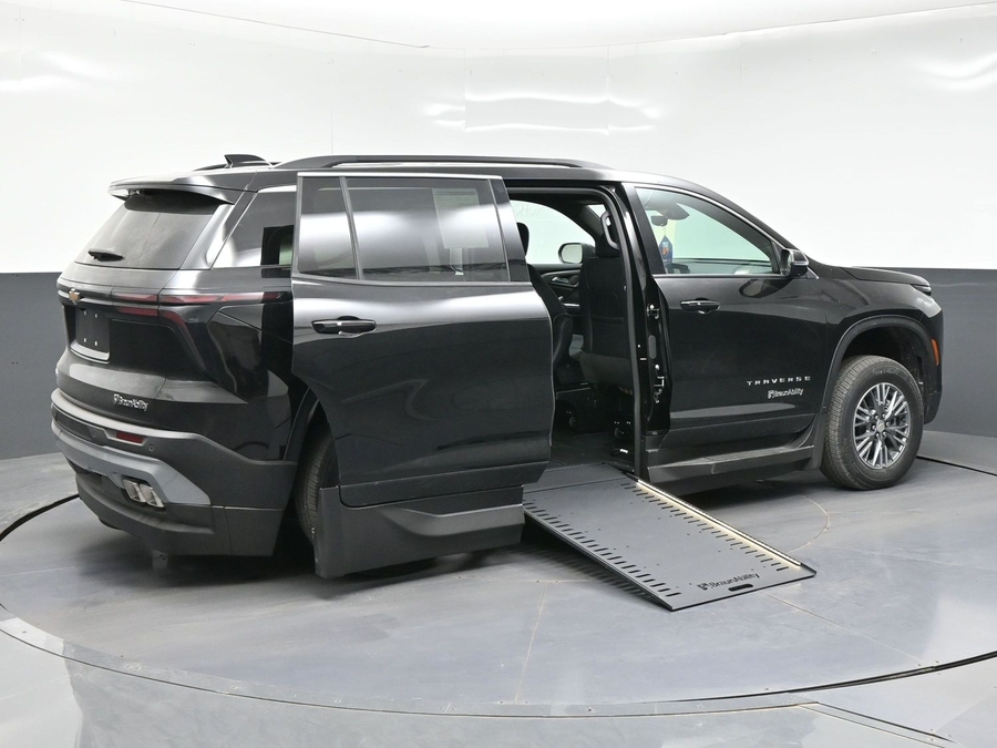New 2026 Chevrolet Traverse 1LT - BraunAbility Side Entry In Floor Automatic Ramp