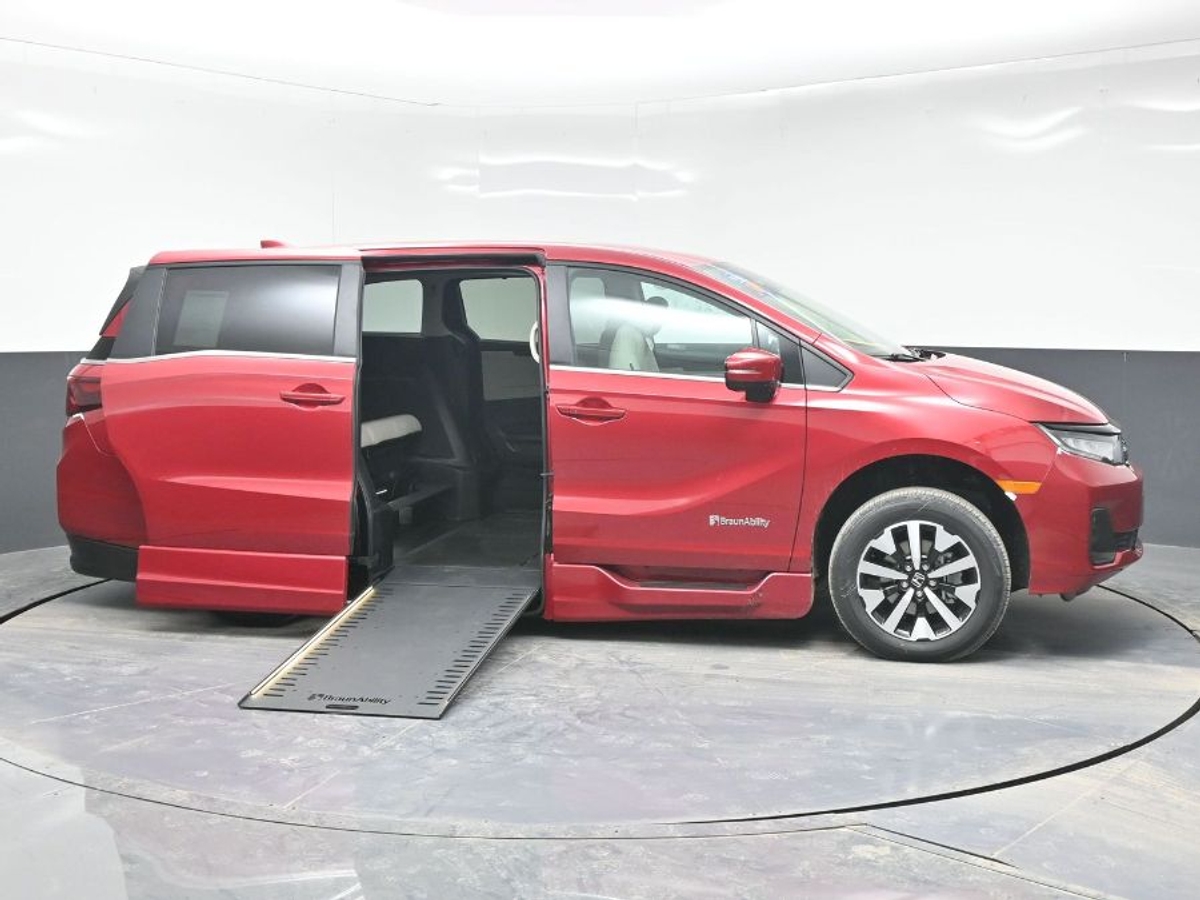 Red Honda Odyssey image number 4