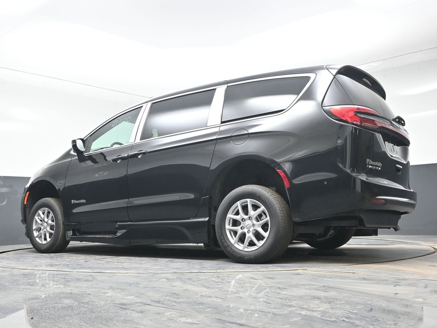 Black Chrysler Pacifica image number 20