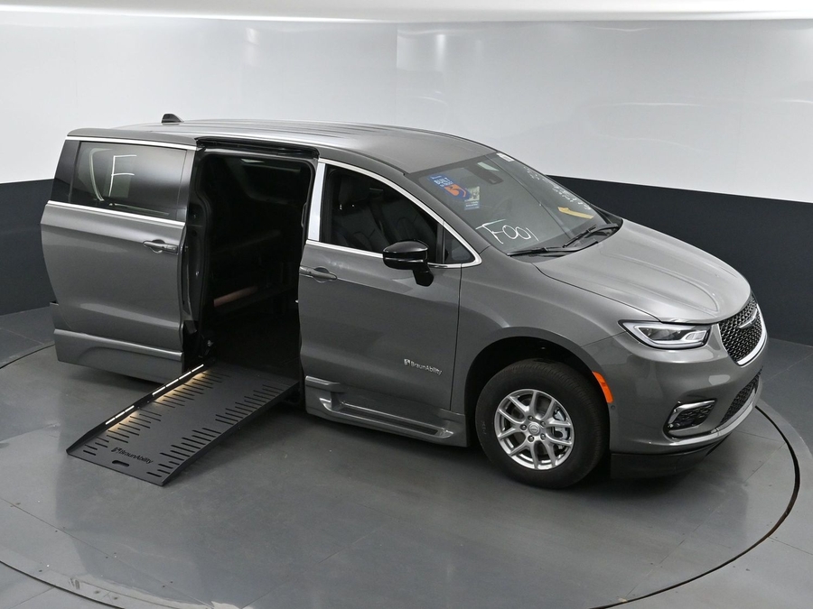 New 2025 Chrysler Pacifica Select Safety - BraunAbility Side Entry Entry Fold Out Automatic Ramp
