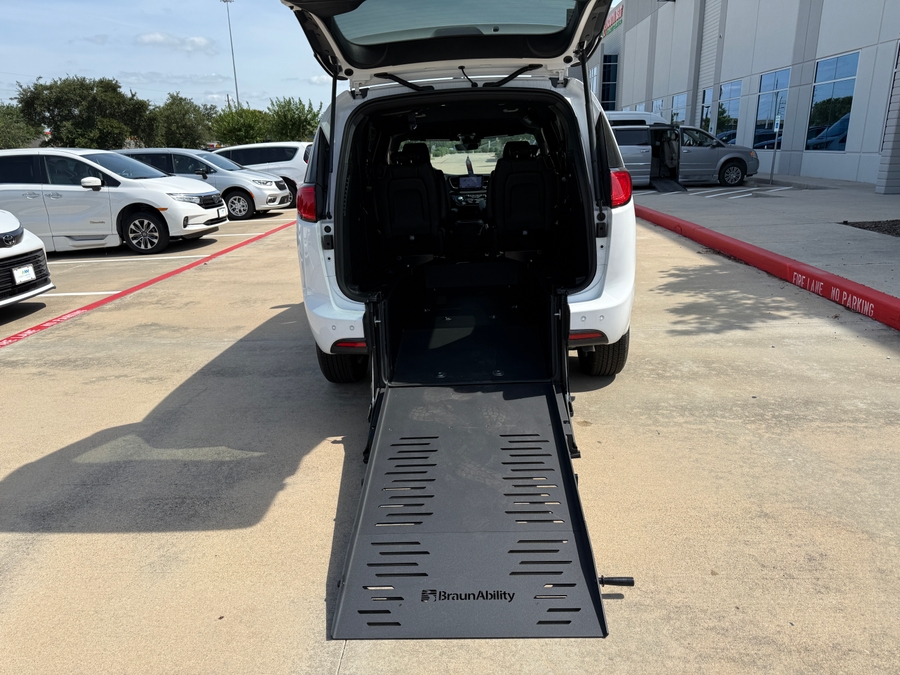 White Chrysler Voyager image number 16