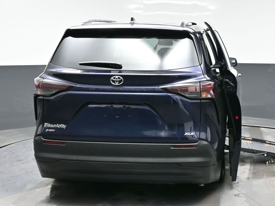 New 2026 Toyota Sienna Hybrid XLE Base - BraunAbility Side Entry Entry Fold Out Automatic Ramp