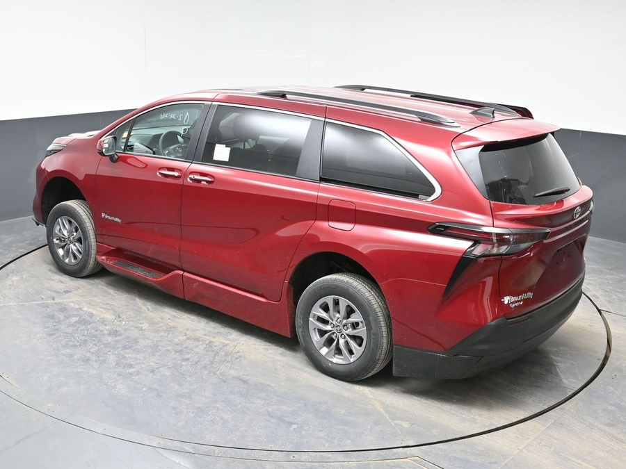 New 2026 Toyota Sienna Hybrid XLE Base - BraunAbility Side Entry Entry Fold Out Automatic Ramp