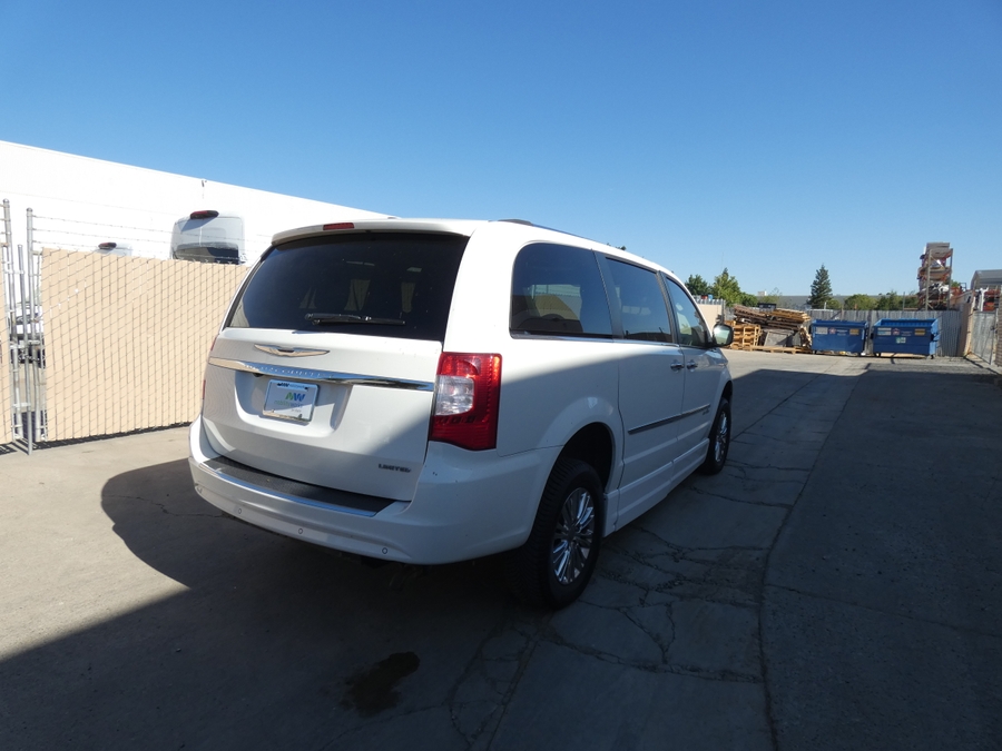  Chrysler Town and Country image number 16