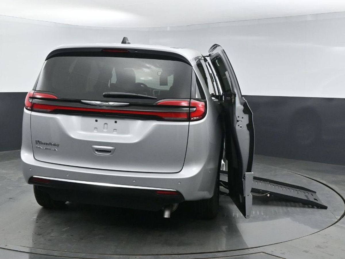 Silver Chrysler Pacifica image number 22