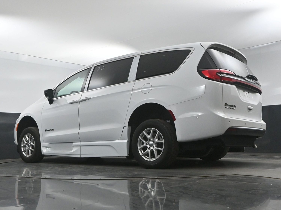 New 2025 Chrysler Pacifica Select Safety - BraunAbility Side Entry Entry Fold Out Automatic Ramp