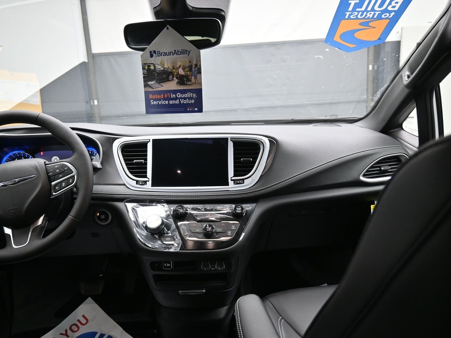 White Chrysler Pacifica image number 12