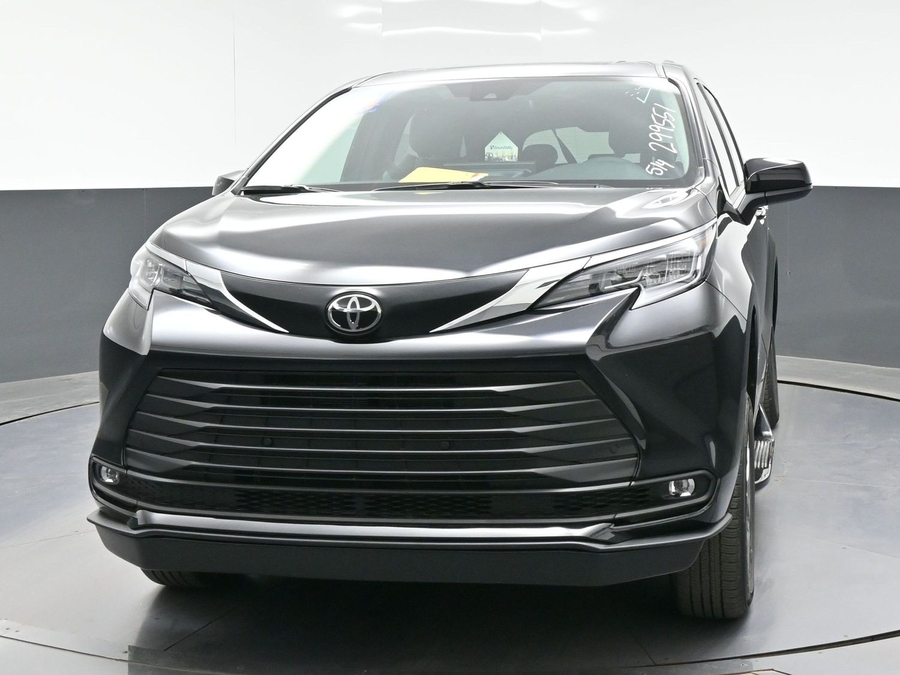 Black Toyota Sienna image number 18