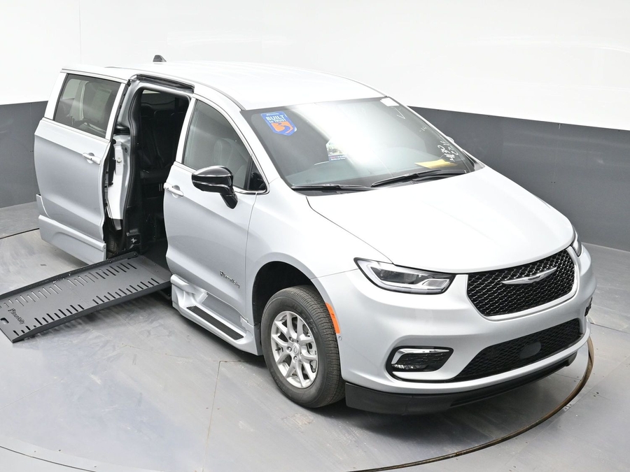 Silver Chrysler Pacifica image number 14