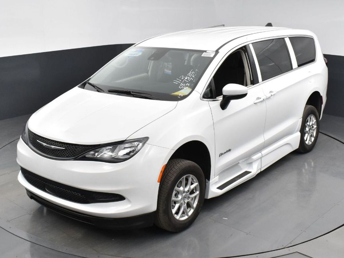 White Chrysler Voyager image number 21