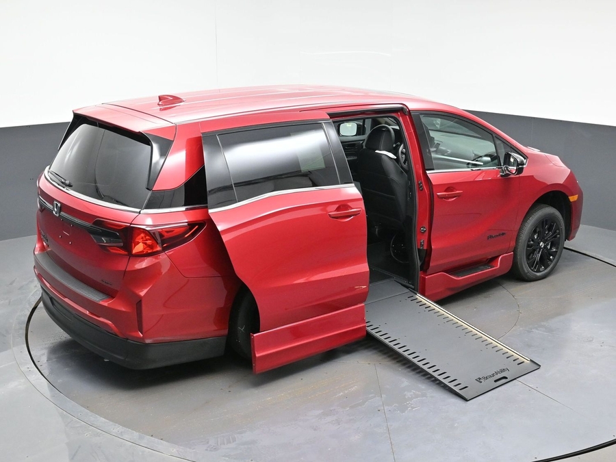 Red Honda Odyssey image number 22