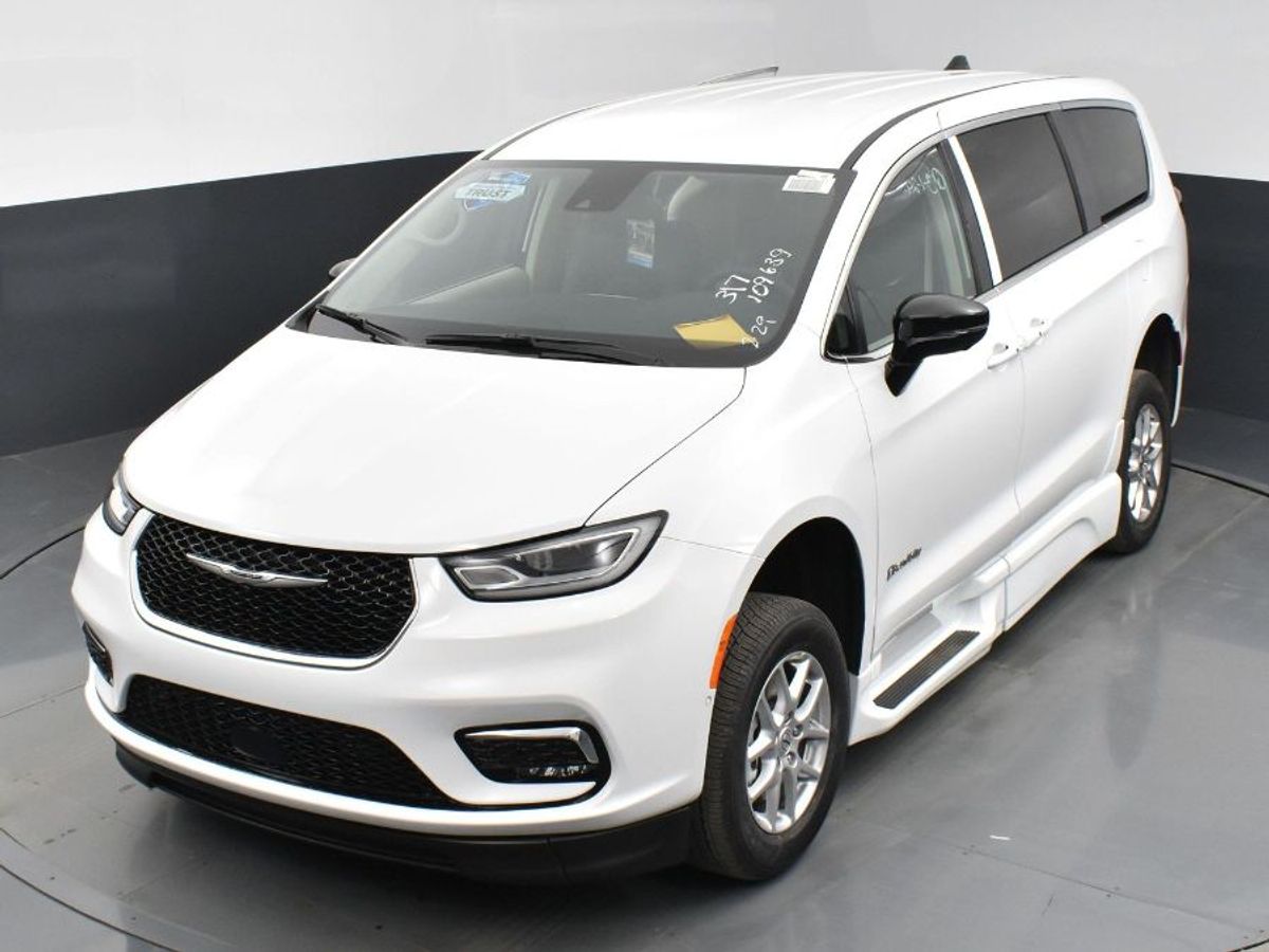 White Chrysler Pacifica image number 5