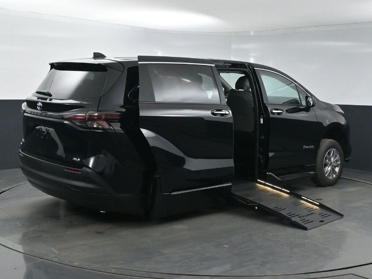 Black Toyota Sienna image number 6