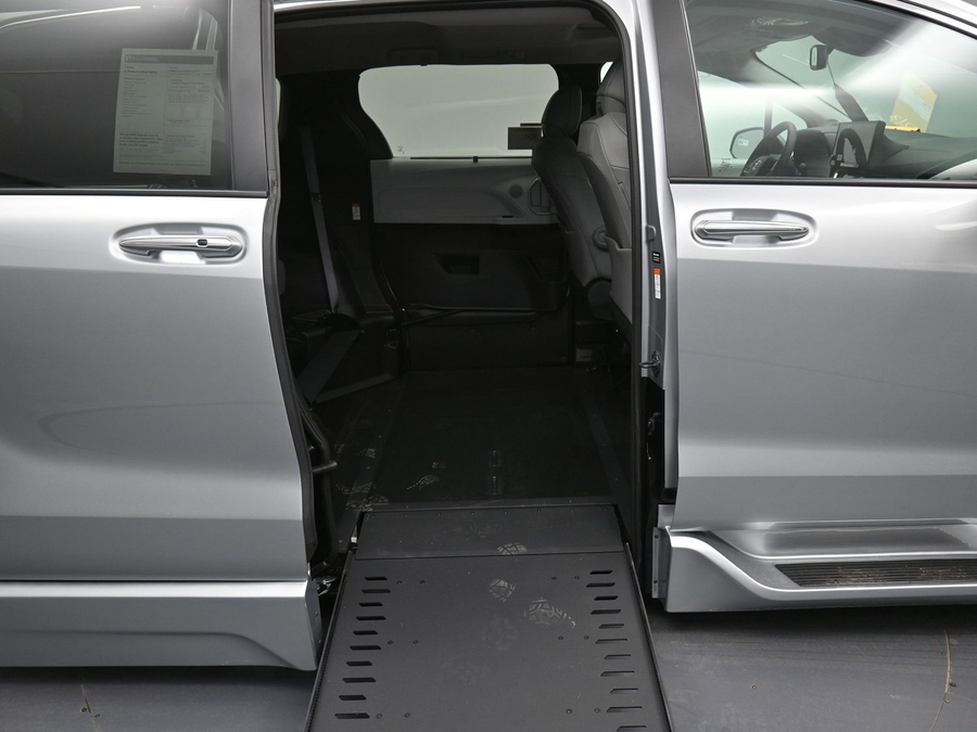 New 2025 Toyota Sienna Hybrid XLE Plus - BraunAbility Side Entry Entry In Floor Automatic Ramp