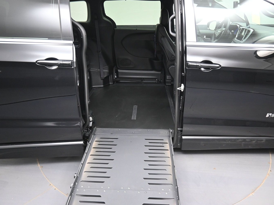 Black Chrysler Pacifica image number 14