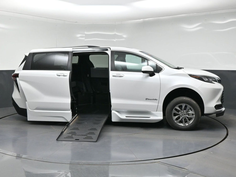 2026 Toyota Sienna XLE - Photo 11