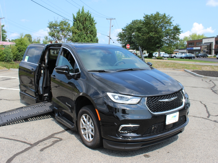 Chrysler Pacifica negro con rampa plegable automática de entrada lateral