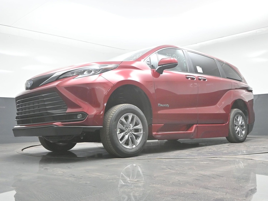 New 2025 Toyota Sienna Hybrid XLE Base - BraunAbility Side Entry Entry Fold Out Automatic Ramp