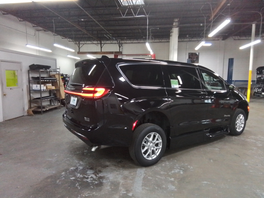 Black Chrysler Pacifica image number 31