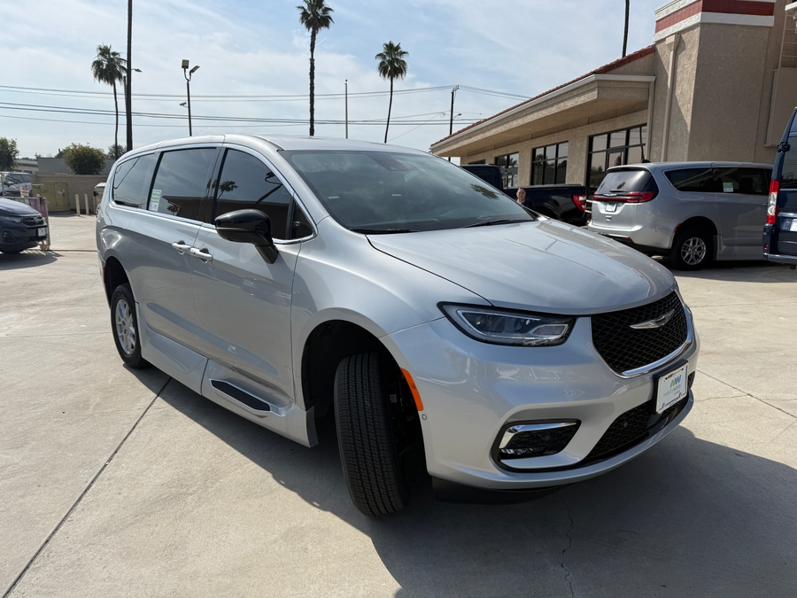 Silver Chrysler Pacifica image number 12