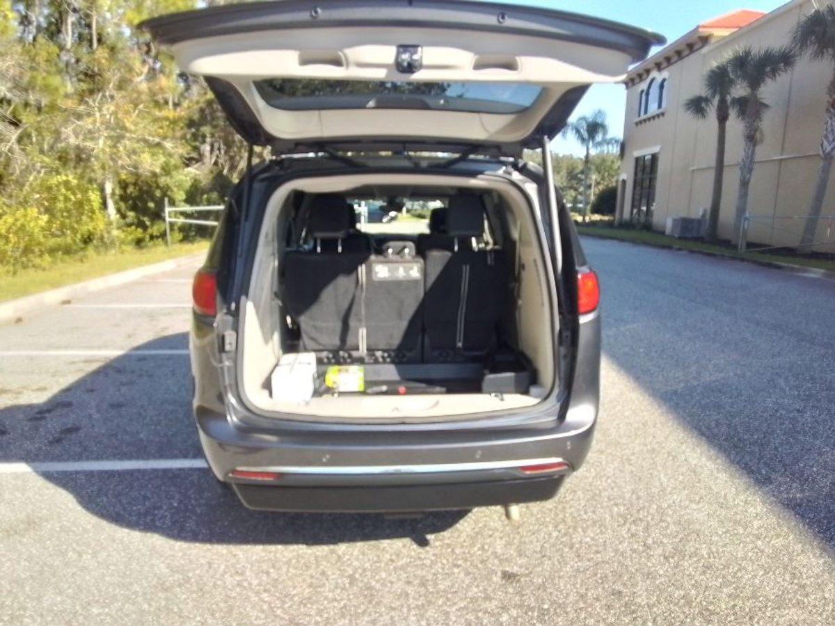 Grey Chrysler Pacifica image number 6