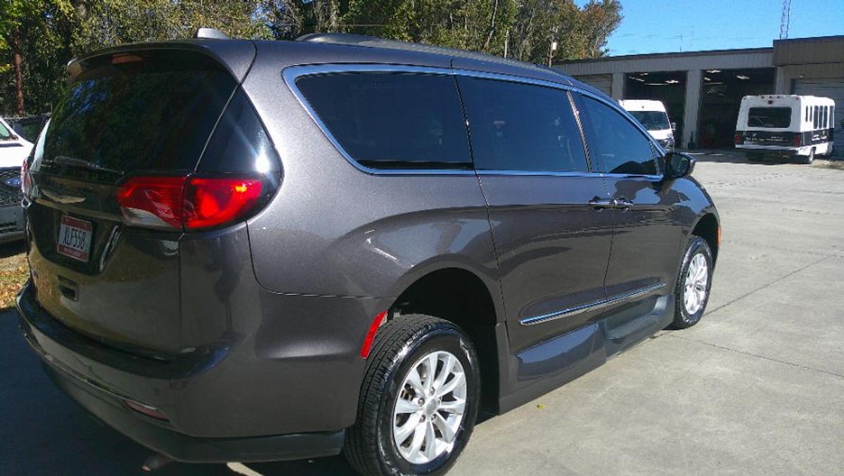 Grey Chrysler Pacifica image number 7