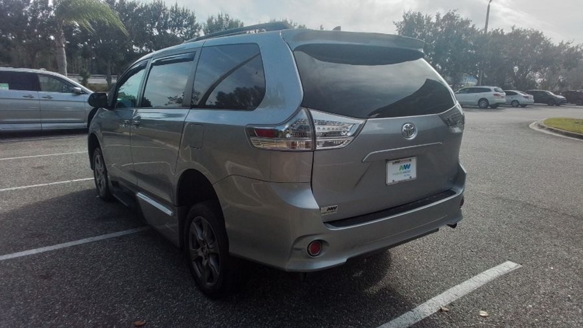 Silver Toyota Sienna image number 5