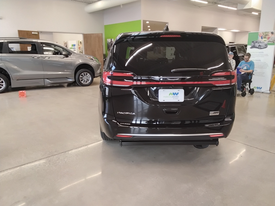 White Chrysler Pacifica image number 17