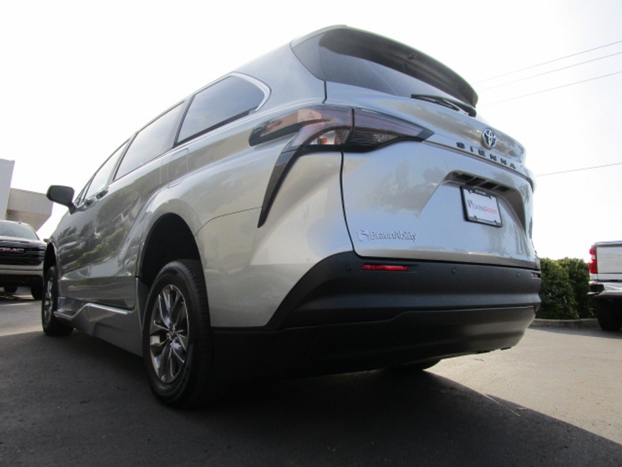 New 2025 Toyota Sienna Hybrid XLE Plus - BraunAbility Side Entry Entry Fold Out Automatic Ramp