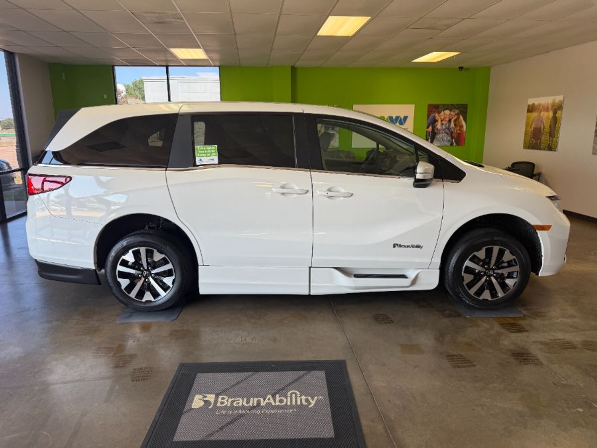 White Honda Odyssey image number 6