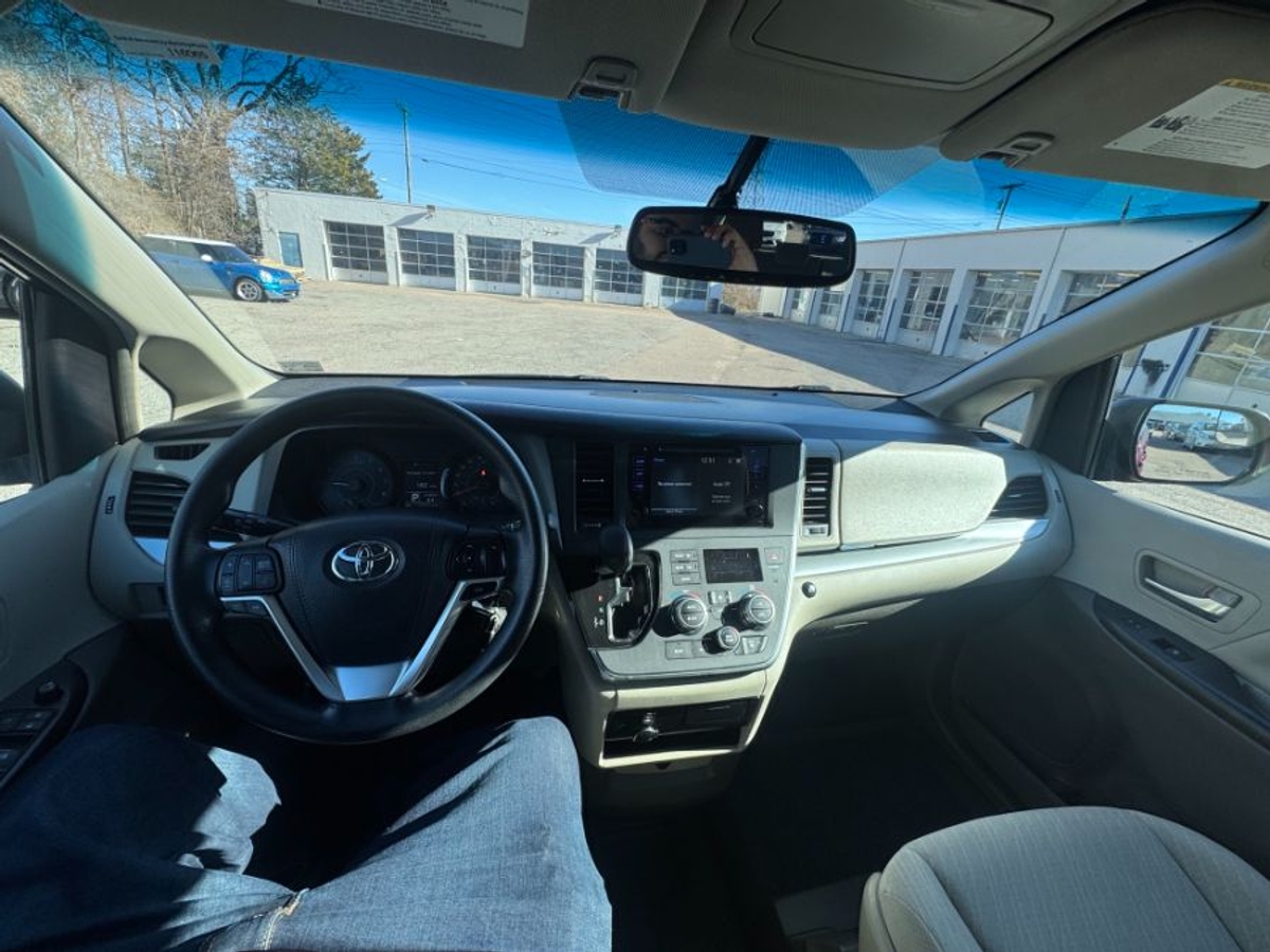 Red Toyota Sienna image number 4