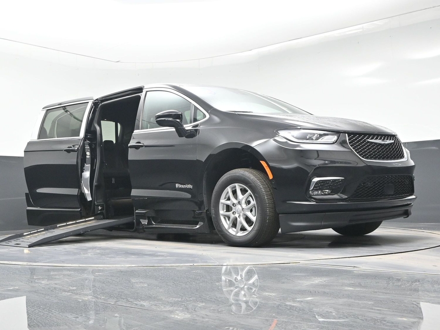 Black Chrysler Pacifica image number 18