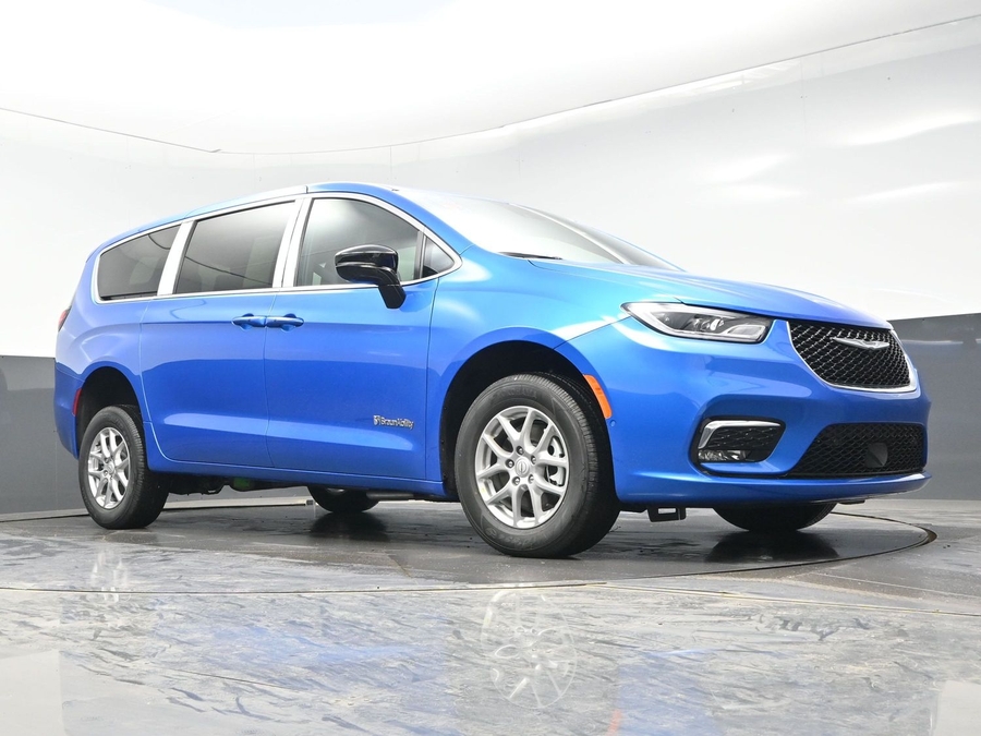 Blue Chrysler Pacifica image number 21