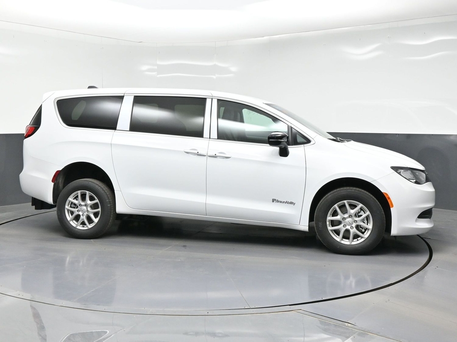 White Chrysler Voyager image number 4