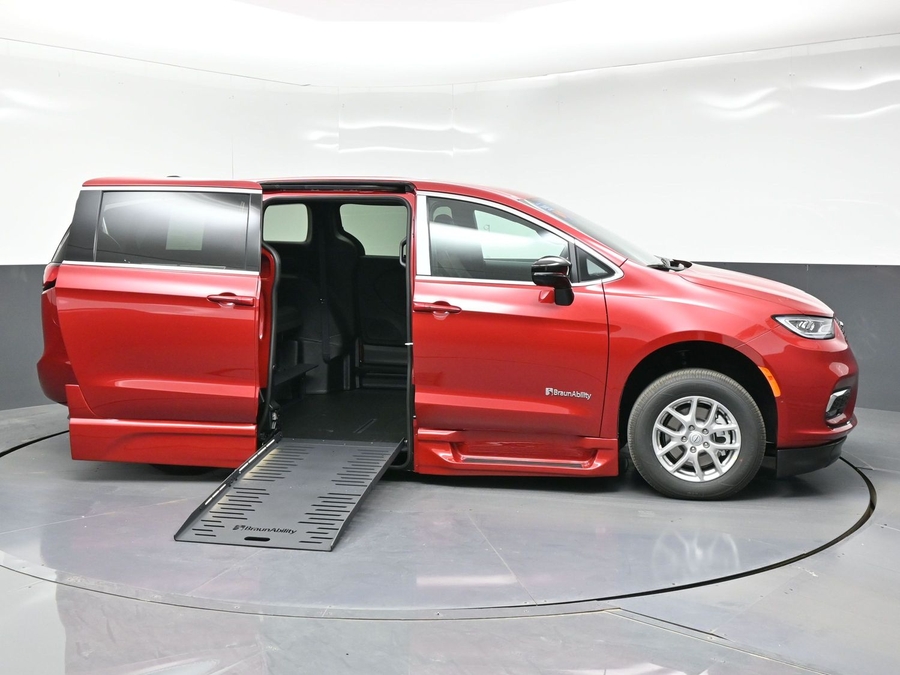 2026 Chrysler Pacifica Select's photo