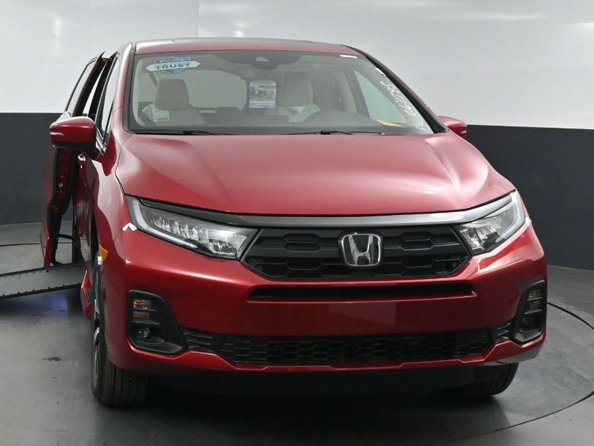 Red Honda Odyssey image number 1
