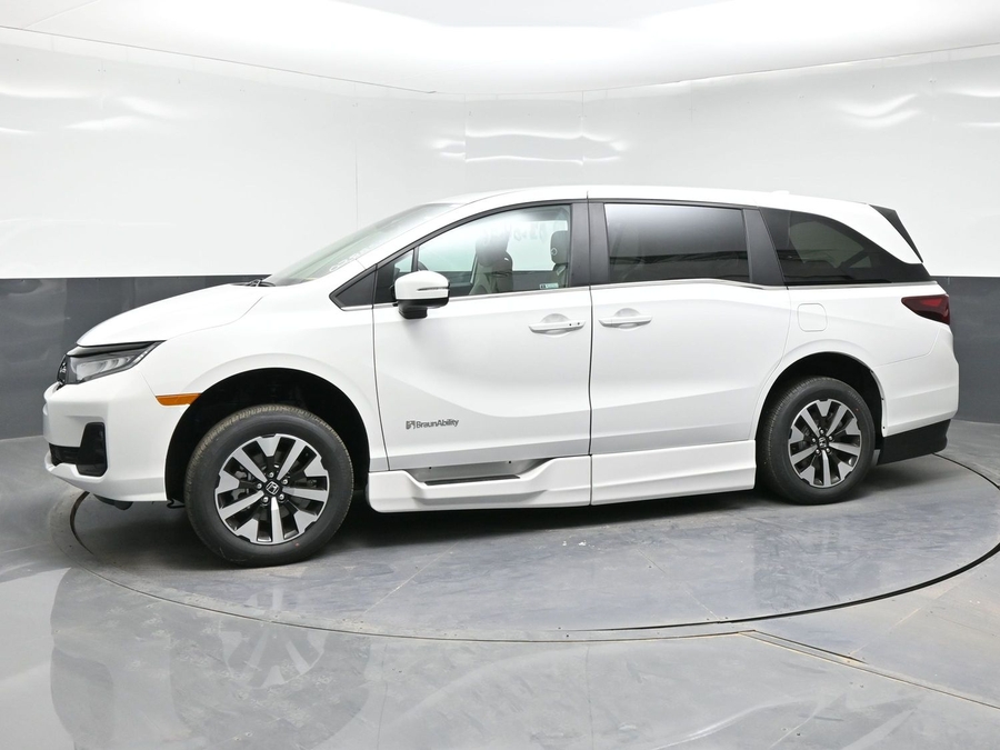 White Honda Odyssey image number 2