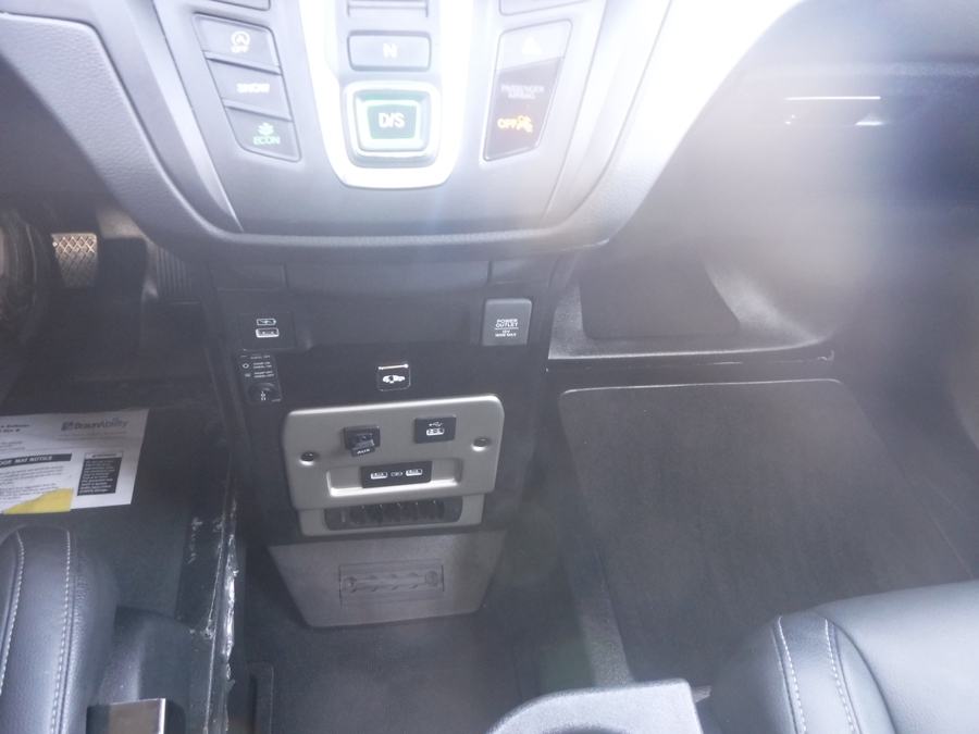 Grey Honda Odyssey image number 13