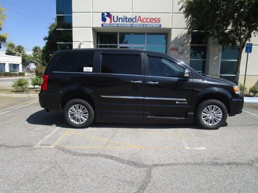 Used 2015 Chrysler Town and Country Touring-L - BraunAbility Side Entry Entry In Floor Automatic Ramp